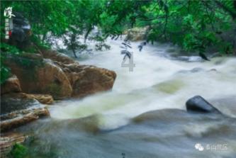 高速服务区内过路旅客遭挟持，他们三人出手救人