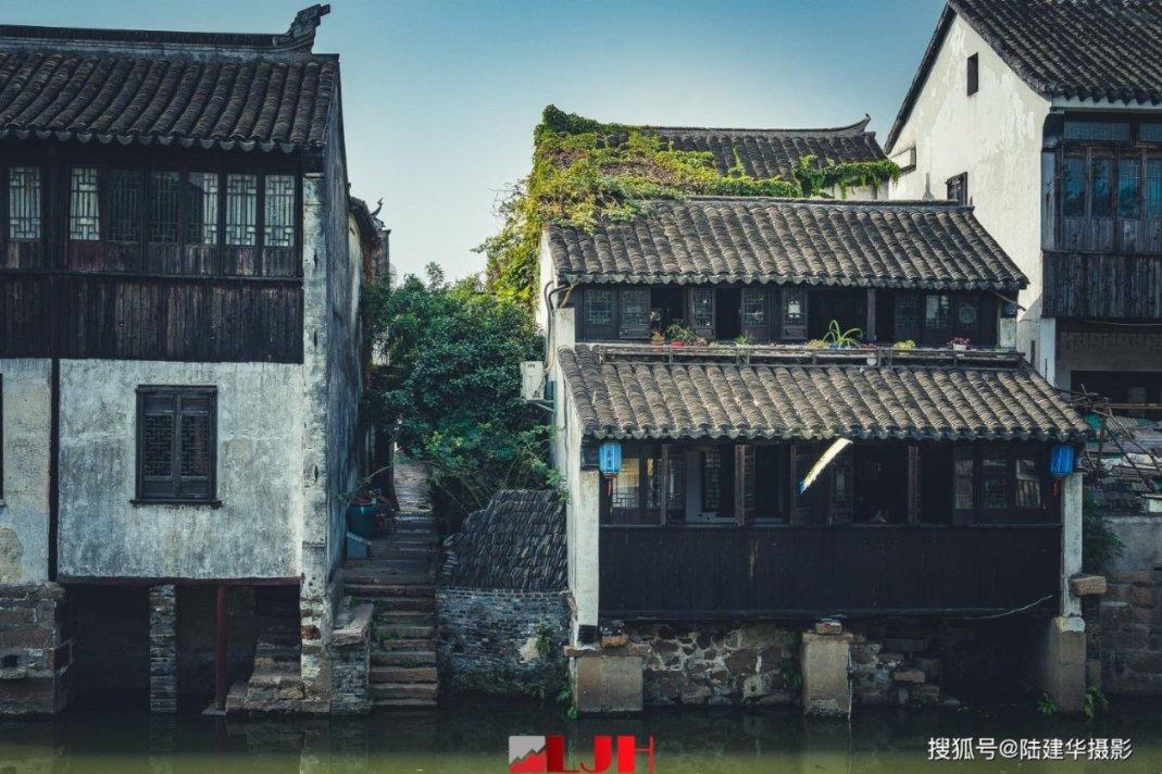 胆大包天！尼姑开豪车住豪宅，还跟和尚结婚，把寺庙变成摇钱树